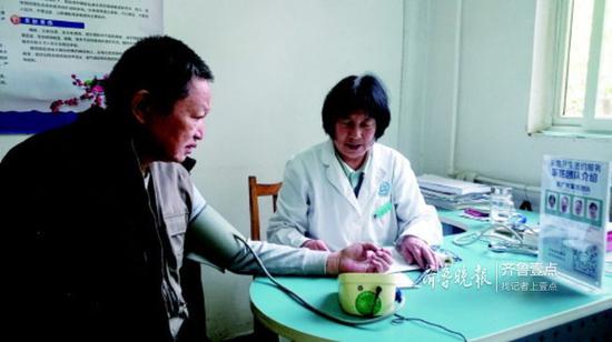 济南天桥区一社区卫生服务站,医生正在接诊。齐鲁晚报·齐鲁壹点 记者王小蒙摄