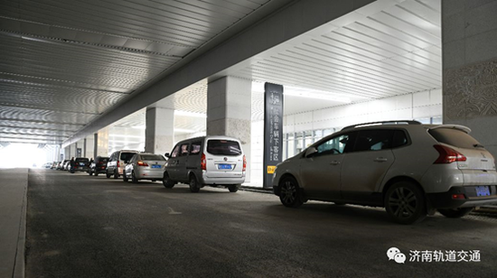 换乘大厅连接旅客出站通廊,是地铁、公交换乘区域。