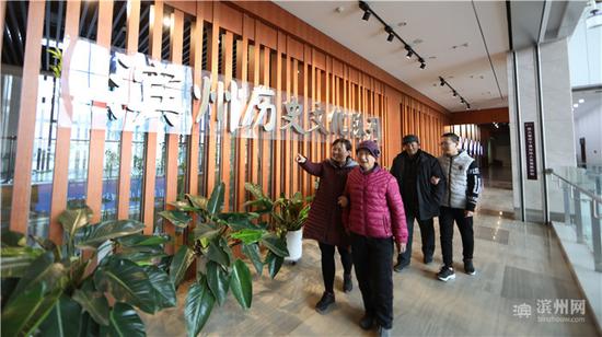 市民李女士第一次带着父母和孩子走进博物馆,近距离接触滨州历史文化。