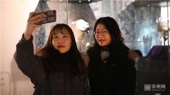 市民争相与十二生肖的猪首合影希望新的一年“猪”事无忧。