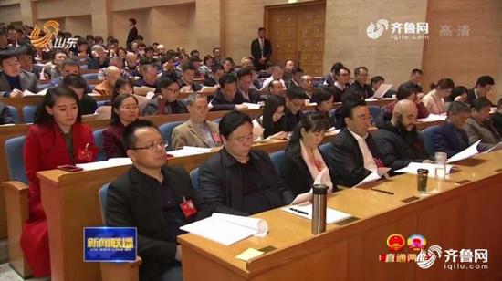 过去大会发言的委员，都是在主席台左侧第一排这个位置集中就座等候上台发言。
