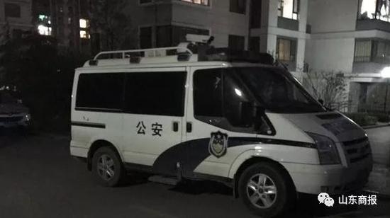 目前,民警已經趕到現場,孩子墜樓原因尚不明確。