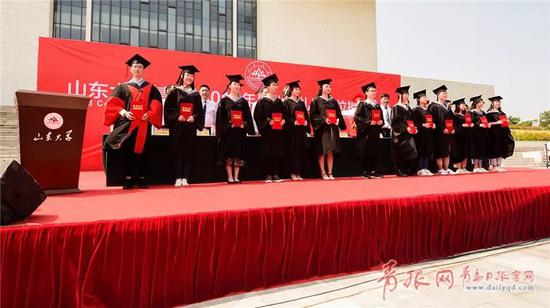 △2018年,山東大學青島校區舉行第一次畢業典禮暨學位授予儀式。