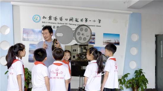 陆丁兴为小朋友讲解电影放映原理。图片来源:苏州文明网
