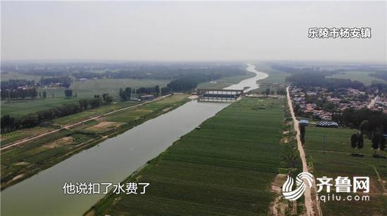 记者找到了小杨家村的负责人进行核实,该负责人证实了扣水费的说法。