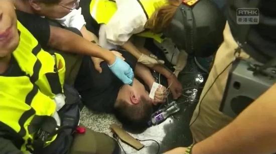 ↑ 遭暴徒围殴,付国豪手里紧紧攥着中华人民共和国身份证。