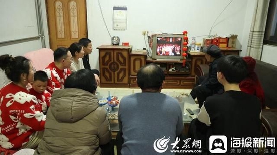 徐志胜家人围坐电视前看春晚