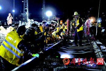 施工隊伍正緊張地進行撥接。 本報記者 劉濤 攝
