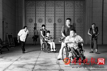 殘疾人正在興隆文化園景區(qū)進行無障礙體驗活動。