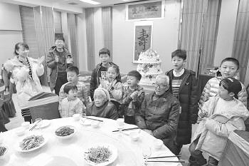 鄭兆振90大壽,小輩們圍在老爺爺老奶奶身邊唱生日歌表示祝福。