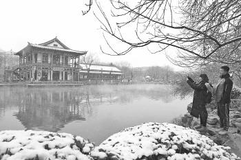 持續(xù)降雪讓五龍?zhí)睹廊舢嬀?游客流連忘返。
