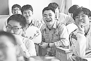 回忆起三年美好的时光,同学们情不自禁地笑了。