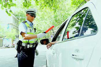 交警利用人脸识别技术甄别违法车辆。