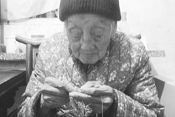 百岁老人陈永莲还能纫针。
