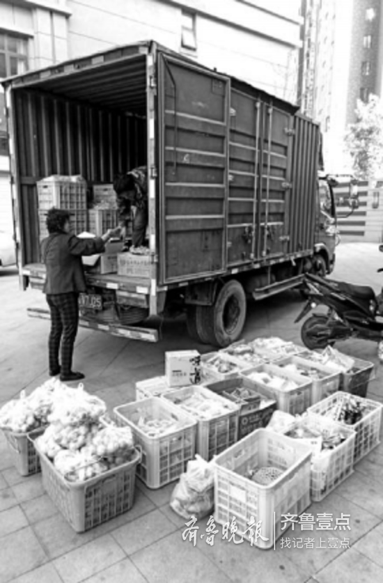 济南路劲东城小区一社区团购团长正在卸货。 本报记者 任磊磊　摄