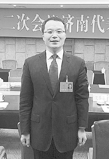 中建八局一公司黨委書記、董事長董文祥代表。