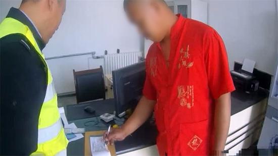 對紅衣男子的違法行為,交警作出了相應的處罰。