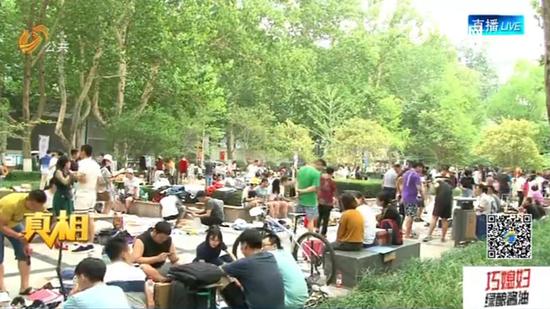 離校前擺地攤 一天賺了幾百塊