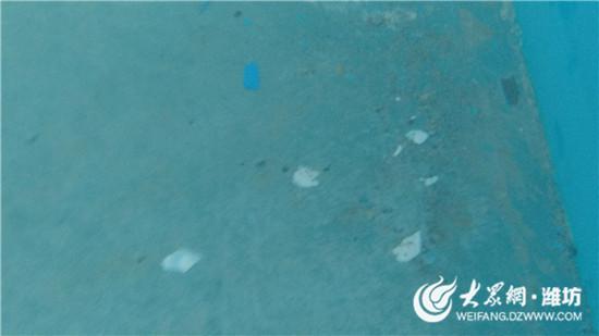 海嘯沖浪區池底部的砂石瓦礫