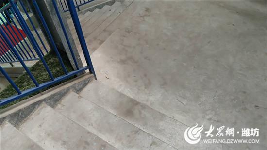 連接一樓淋浴室二樓更衣室的樓梯,水泥表面,布滿塵土