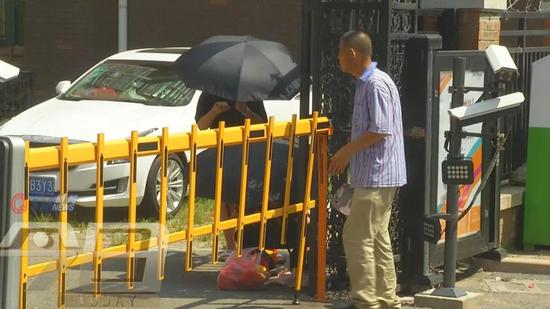原因很簡單,因為給行人進出入的南門被鎖了!