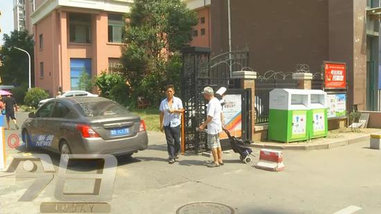 要么是從擋車桿底下鉆過去……