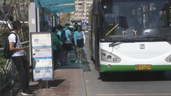 站牌下端离地仅30厘米 市民查看不便