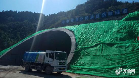 隨著最后一米石壁被炸開,整個樂瞳隧道實現了左右洞全線貫通。