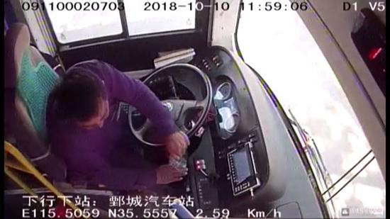 看到路边车辆起火后,公交司机停车救火(监控截图)