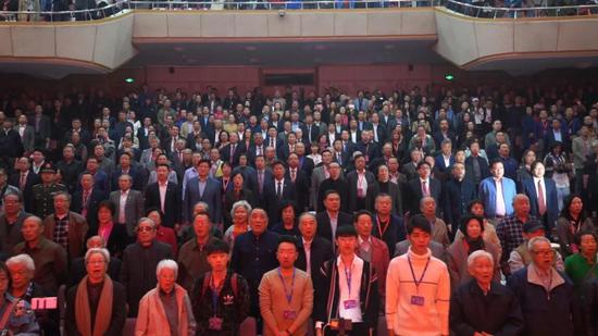 上午9点半,大会在庄严雄壮的国歌声中正式开始。