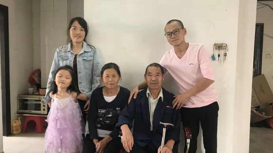 程良義一家。受訪者供圖