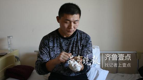 左手手指受傷的任濤通過手機打理飯店生意