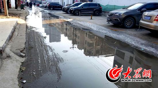 中山路上的積水和碎冰
