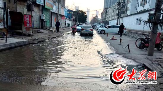 中庆路与中山路交叉口污水外溢（网友提供）