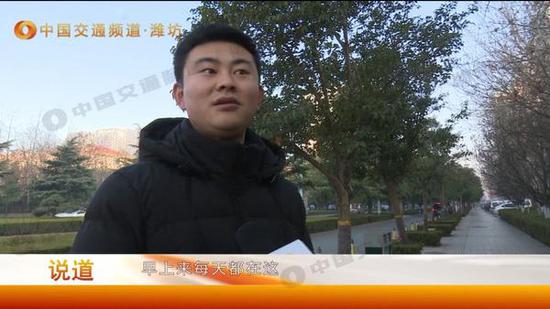 家长:挺辛苦的,大早上站在这,差不多,早上来每天都在这。