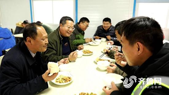 刘纪慧与工友一起在工地食堂午餐