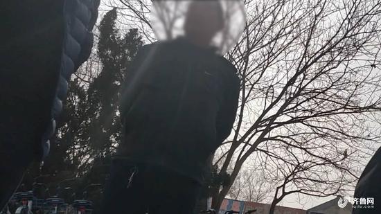 隨后,記者以乘客的身份上前詢問。路邊的幾位司機(jī)隨即向記者招攬生意。