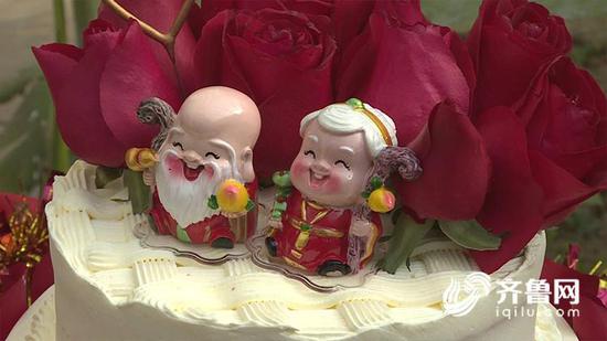 "互相關愛,互相幫助,互相擁護,我愛他,他愛我,永不變心"新娘李秀芬表示。
