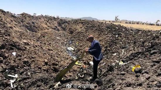 照片显示,航班残片遍地都是,地面砸出一个大坑。