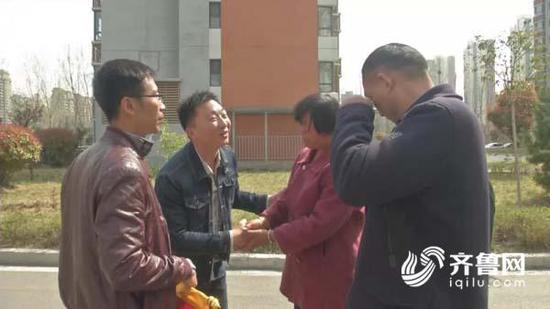 隨后,老人的家屬趕到,通過三天的多方尋找,終于找到了好心人了!