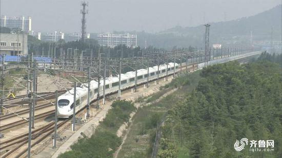 今天济南火车站迎来客流最高峰，预计发送旅客将达11万人次。