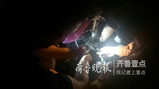 最終,消防員經一番努力,成功將女孩被卡右腳取出