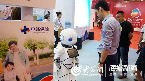 中路保险推出的智能机器人引发市民围观