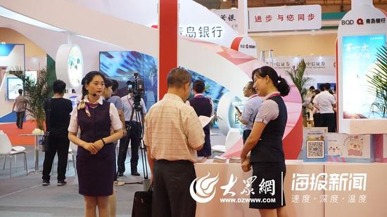 银行工作人员向市民介绍金融产品