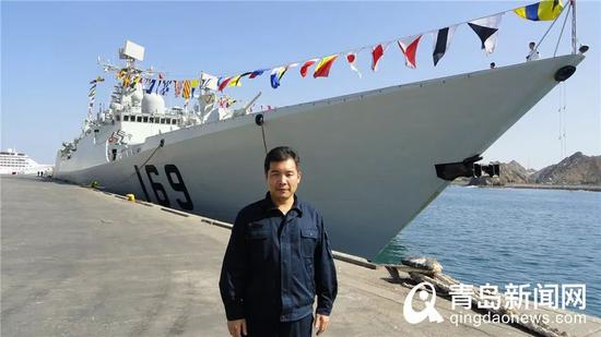 参与第九批中国海军亚丁湾护航与169舰合影。