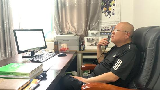朱立贤和朋友聊成绩。齐鲁晚报·齐鲁壹点记者 康岩摄