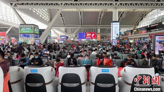 资料图:广州南站旅客准备出行 陈骥旻 摄