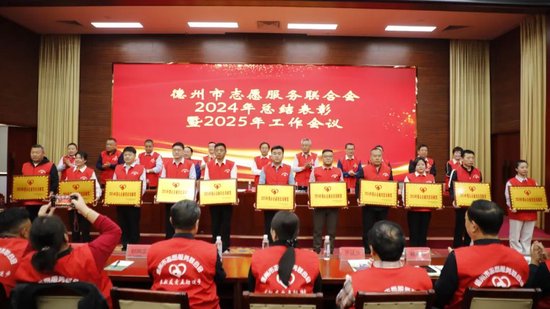 爱心企业代表领奖