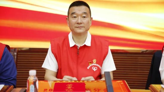 轮值会长韩胜宣读《德州市志愿服务联合会考核办法》