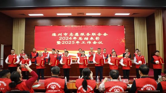 五星志愿者代表领奖